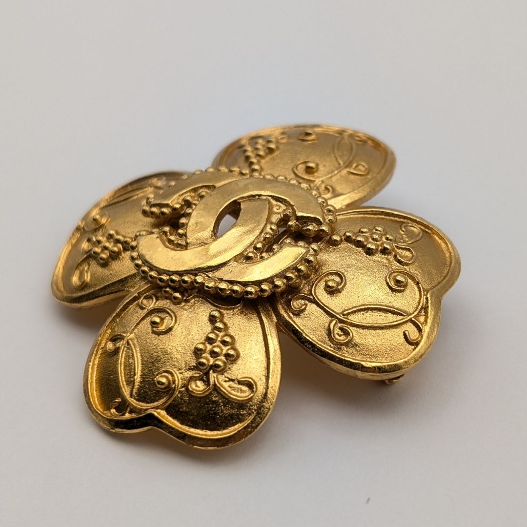 Chanel Brooch CC Logo Clover Gold Vintage — view 2