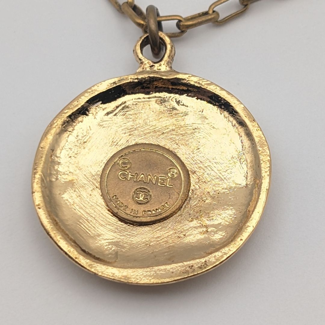 Chanel CC Logo Gold Necklace Round Pendant First Era Vintage — view 4