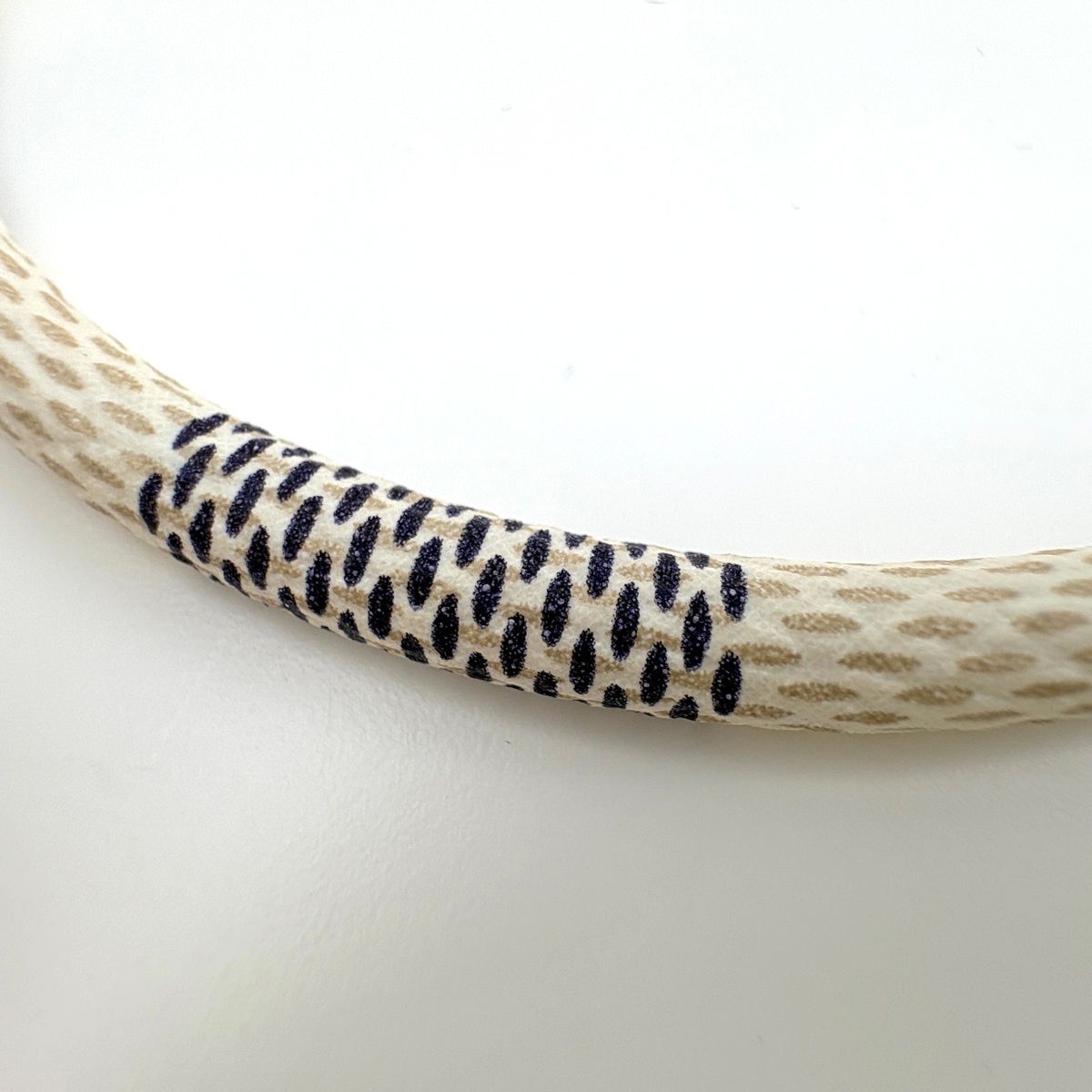 Louis Vuitton Bracelet Keep It Bangle Damier Azur White — view 3