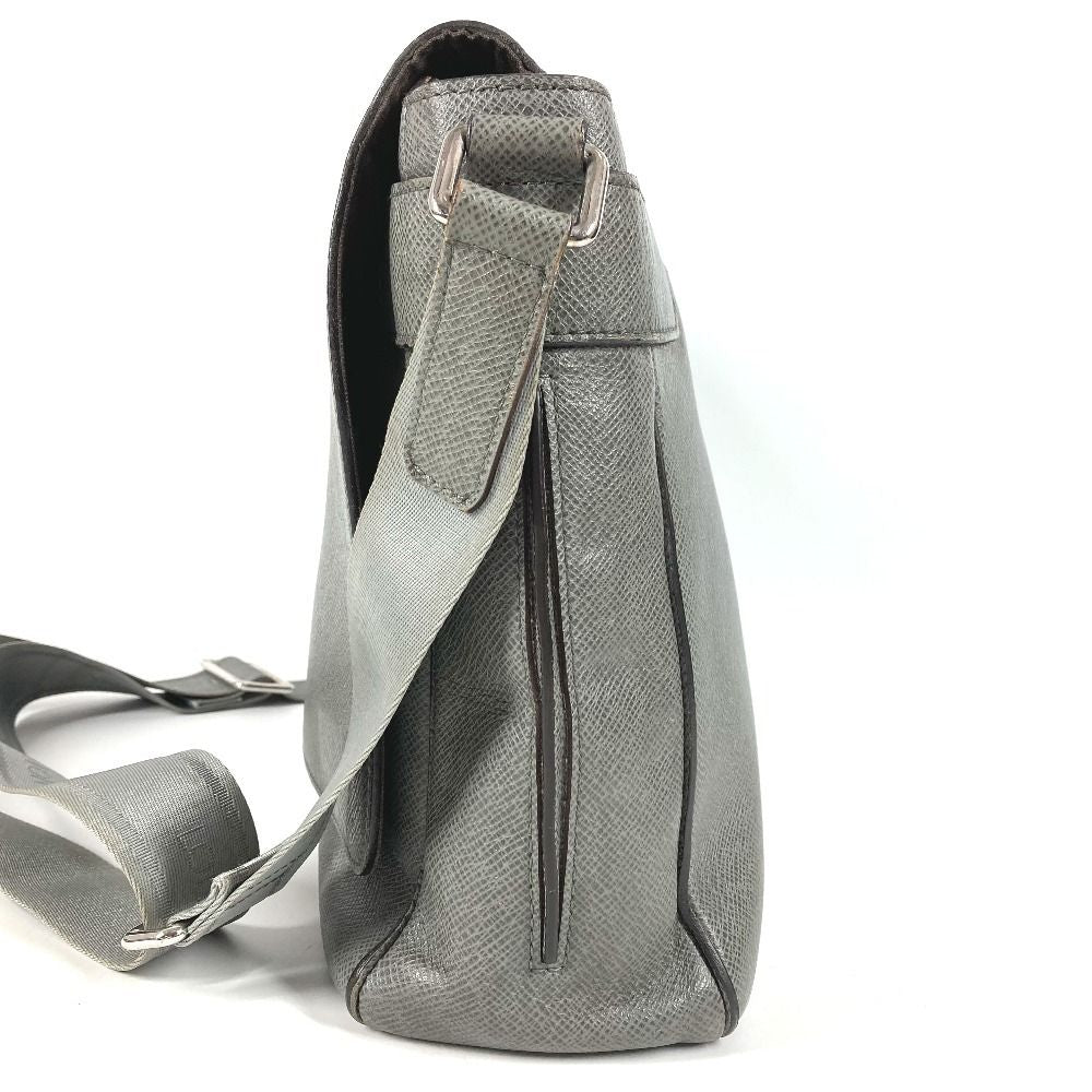 Louis Vuitton Shoulder Bag Roman MM Taiga Leather Glacier Gray — view 3
