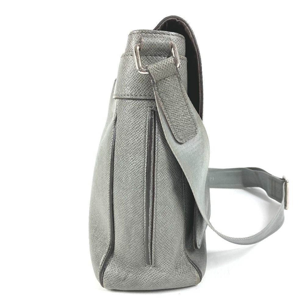 Louis Vuitton Shoulder Bag Roman MM Taiga Leather Glacier Gray — view 4