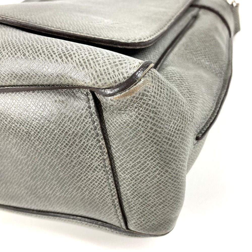 Louis Vuitton Shoulder Bag Roman MM Taiga Leather Glacier Gray — view 6