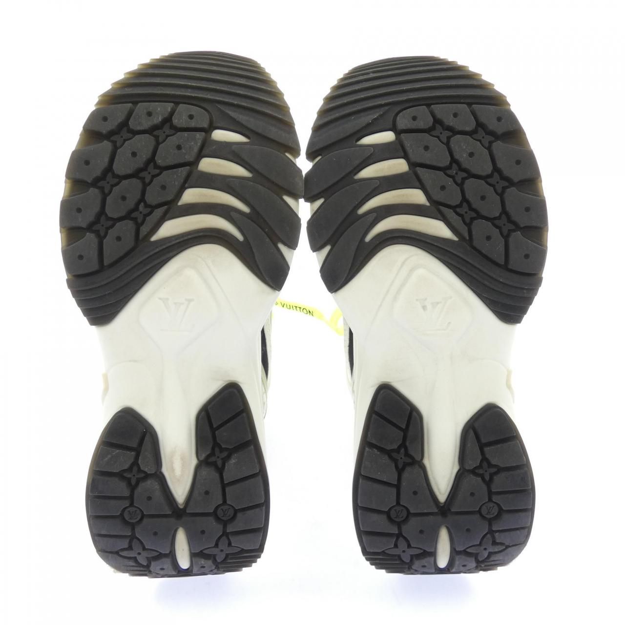Louis Vuitton Run Sneakers — view 4