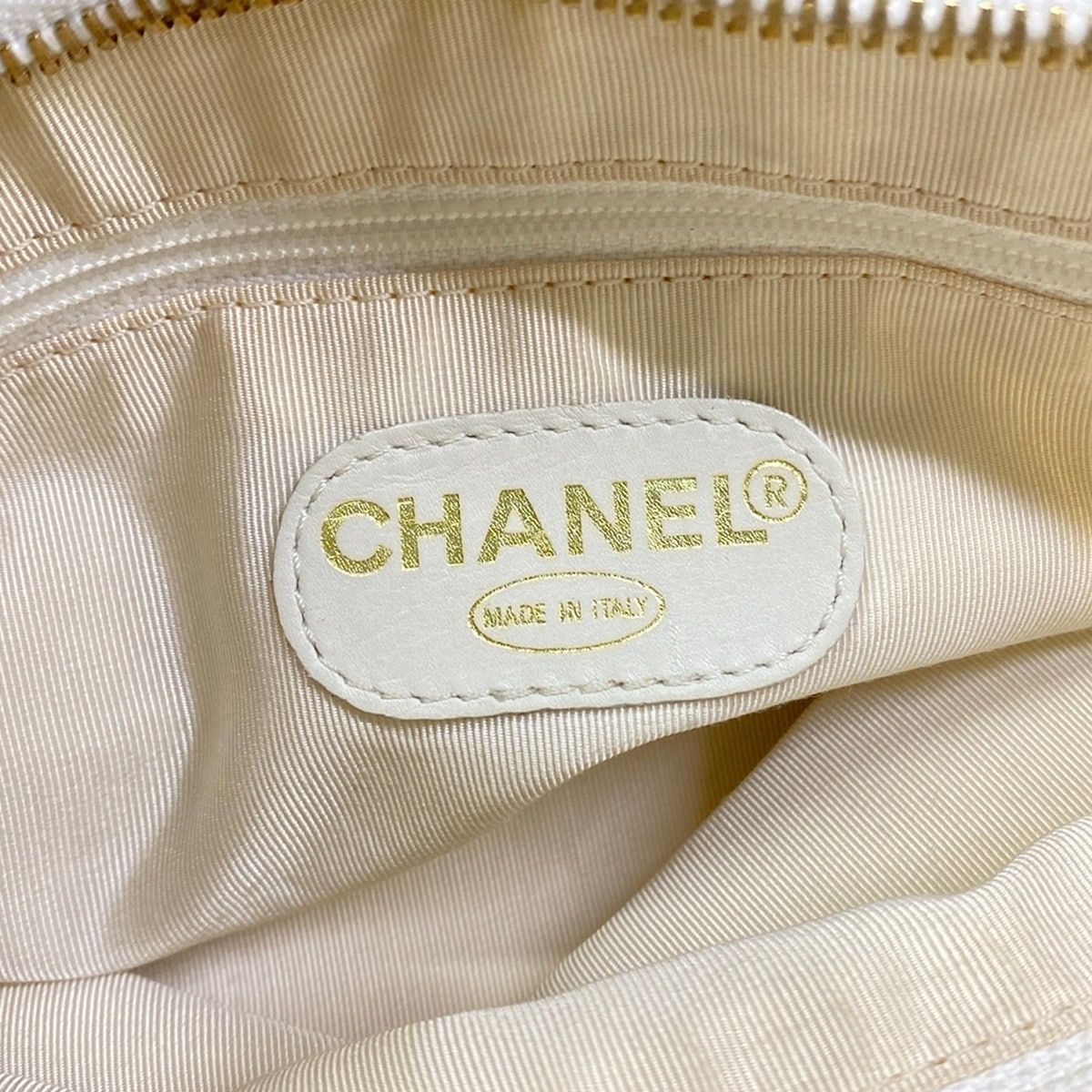 Chanel Handbag White CC Logo Wood Handle — view 9