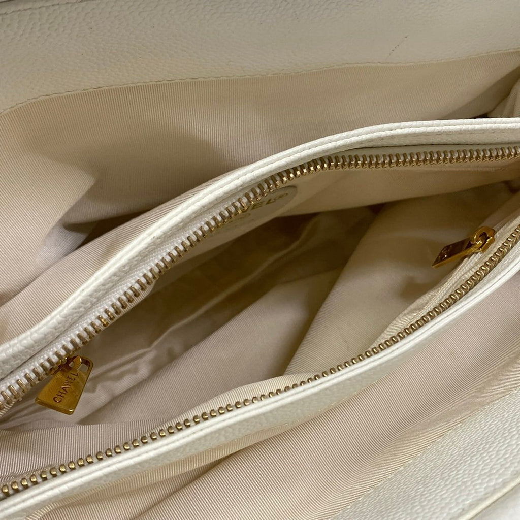 Chanel Handbag White CC Logo Wood Handle — view 7