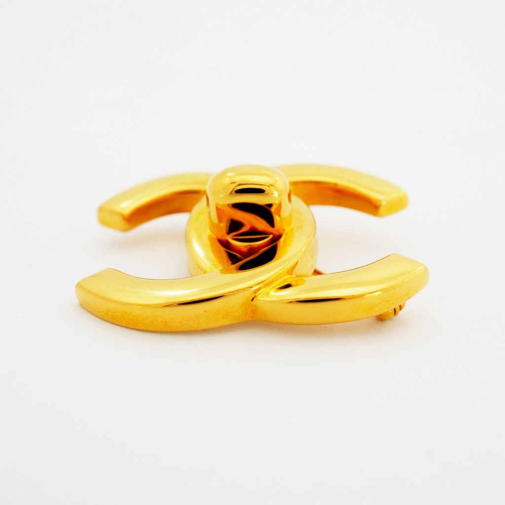 Chanel Brooch Vintage Turnlock Gold Plated — view 3