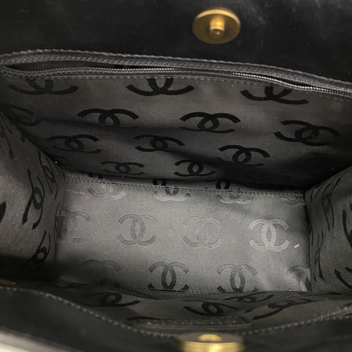 Chanel Handbag Camellia Patent Leather Black Gold — view 4