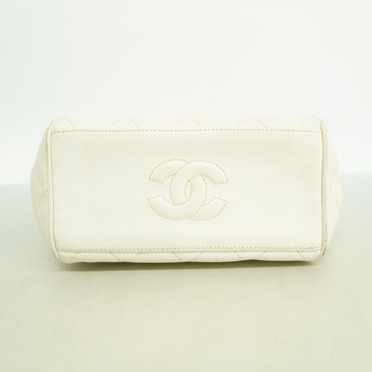 Chanel Shoulder Bag Quilted Caviar Leather White Gold — view 3