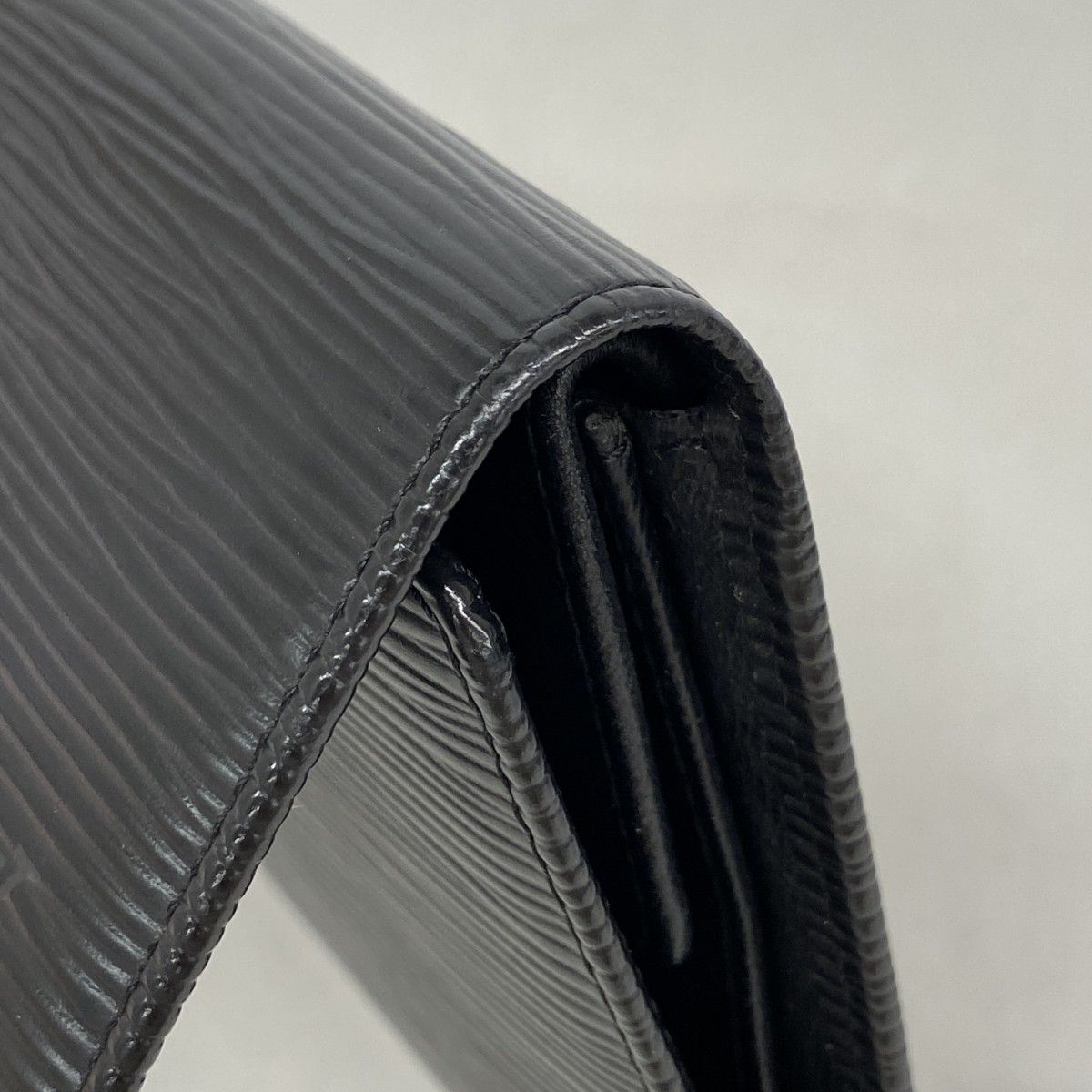 Louis Vuitton Trifold Wallet Epi Portefeuille International Noir — view 6