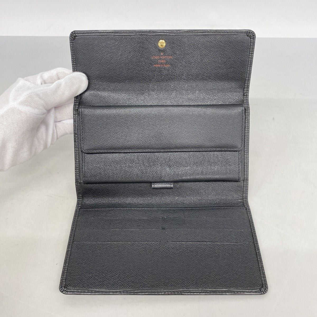 Louis Vuitton Trifold Wallet Epi Portefeuille International Noir — view 3