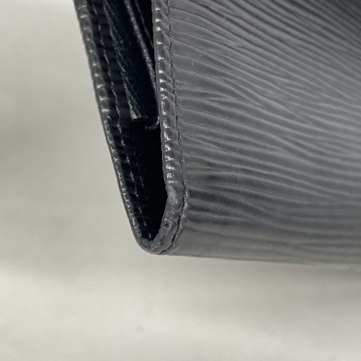 Louis Vuitton Trifold Wallet Epi Portefeuille International Noir — view 5
