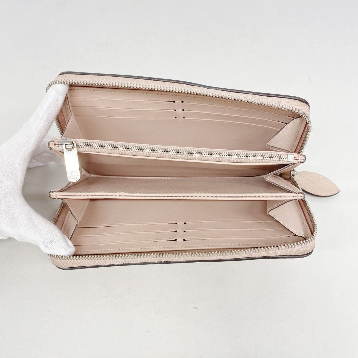 Louis Vuitton Wallet Mahina Zippy Magnolia — view 3