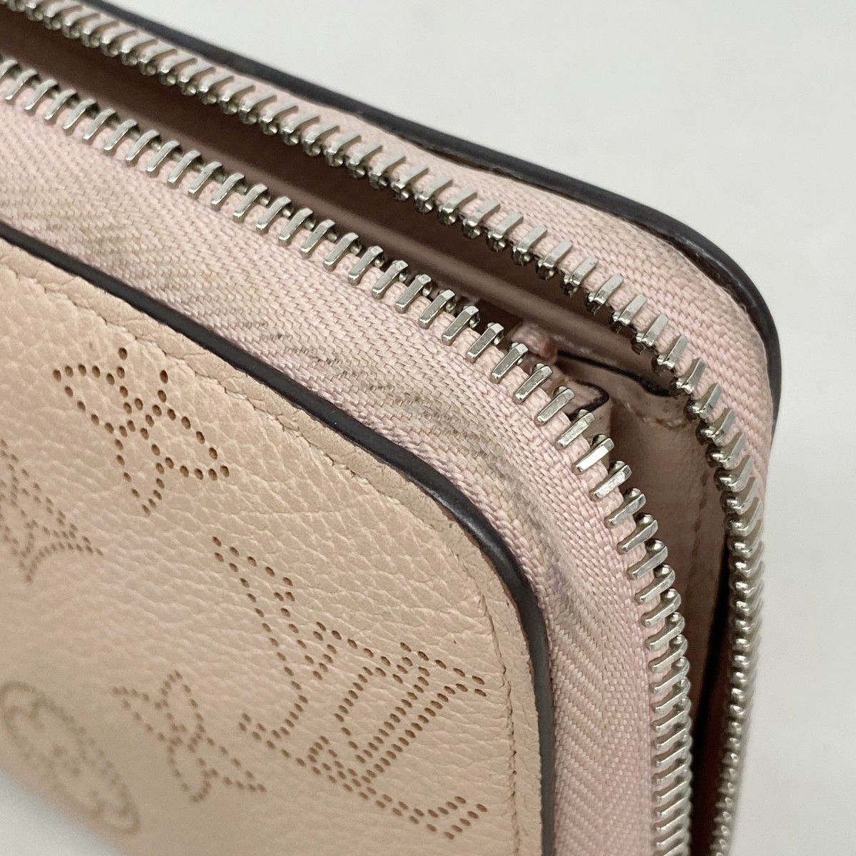 Louis Vuitton Wallet Mahina Zippy Magnolia — view 6