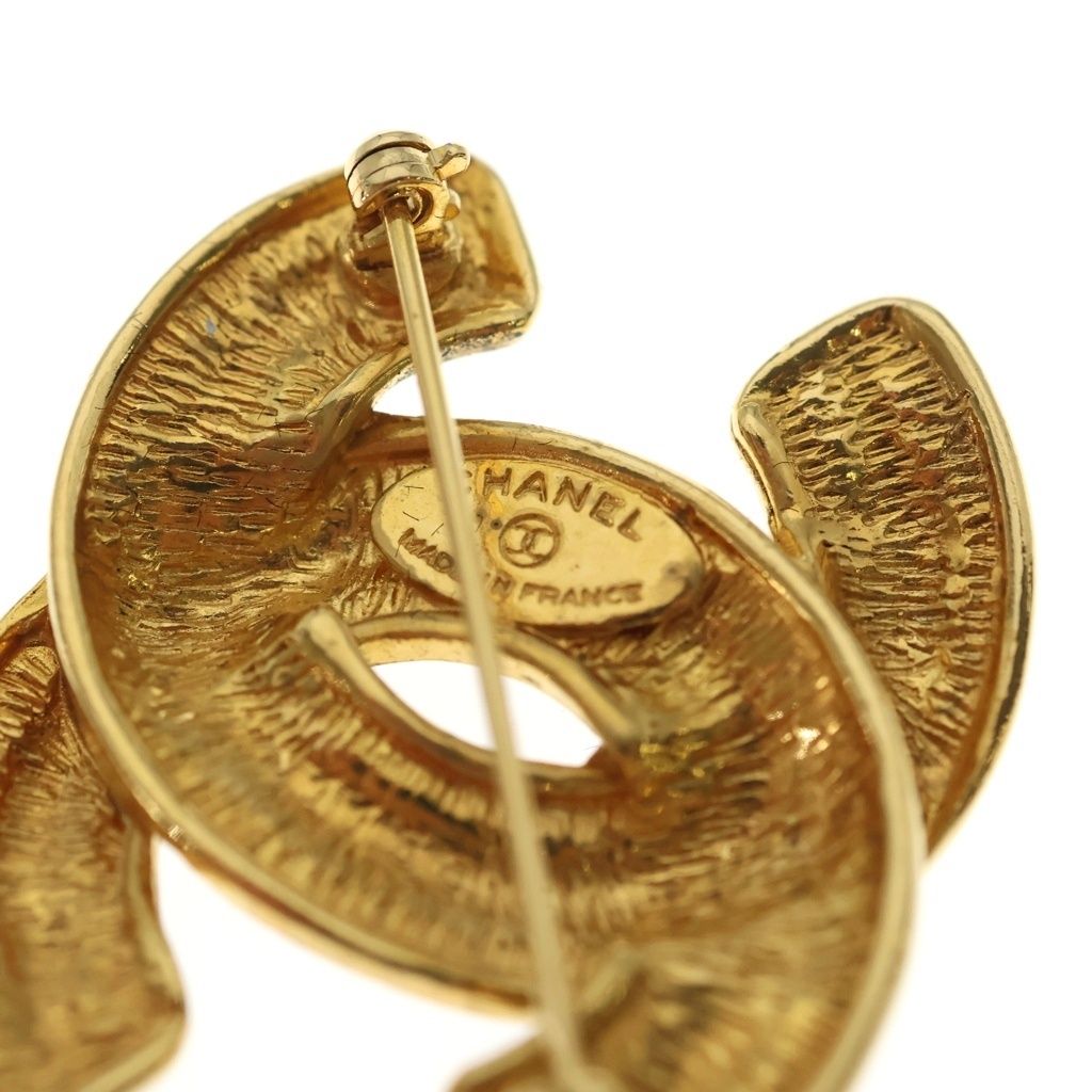 Chanel Quilted CC Logo Brooch Gold — view 5