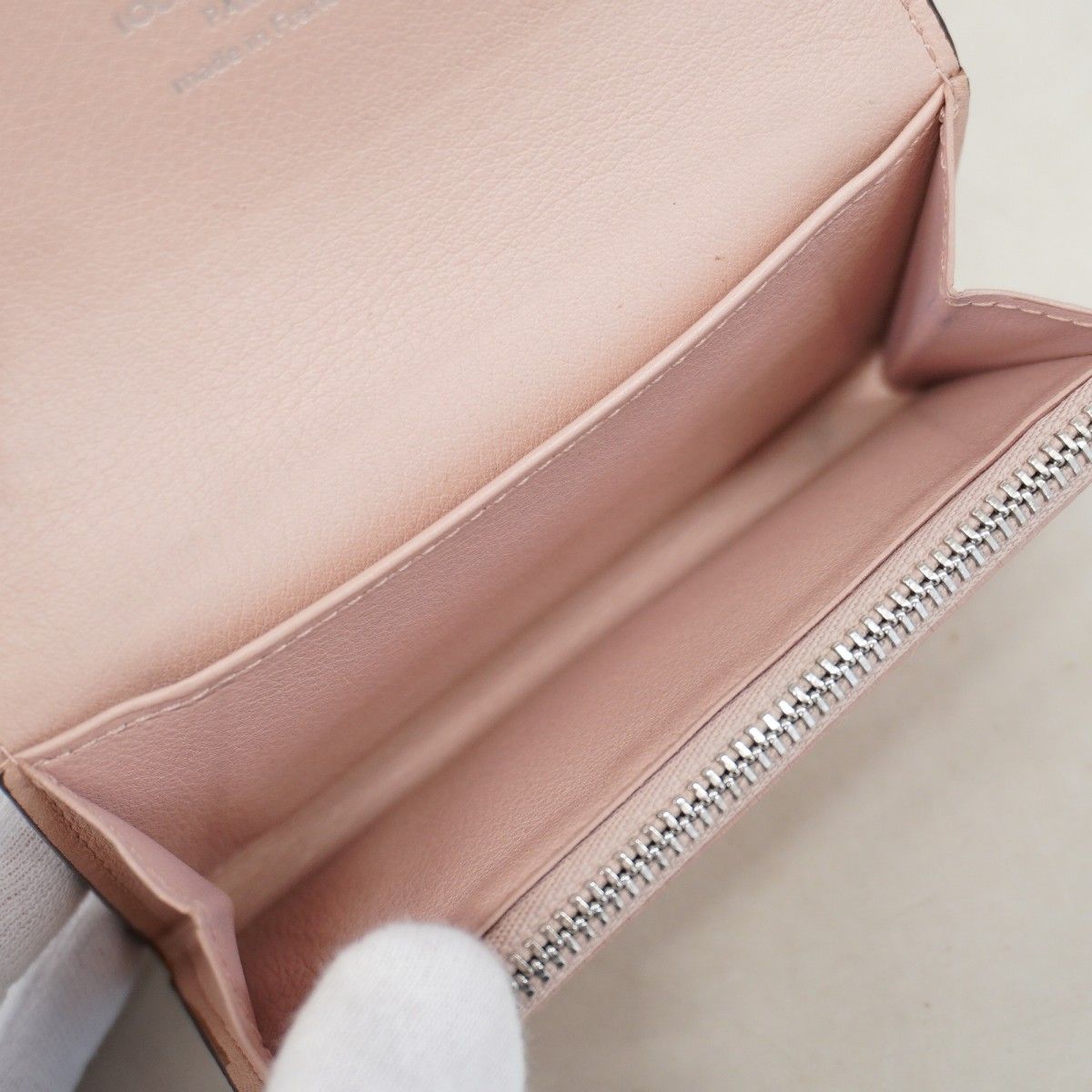 Louis Vuitton Coin Case Mahina Porte-Monnaie Magnolia — view 4