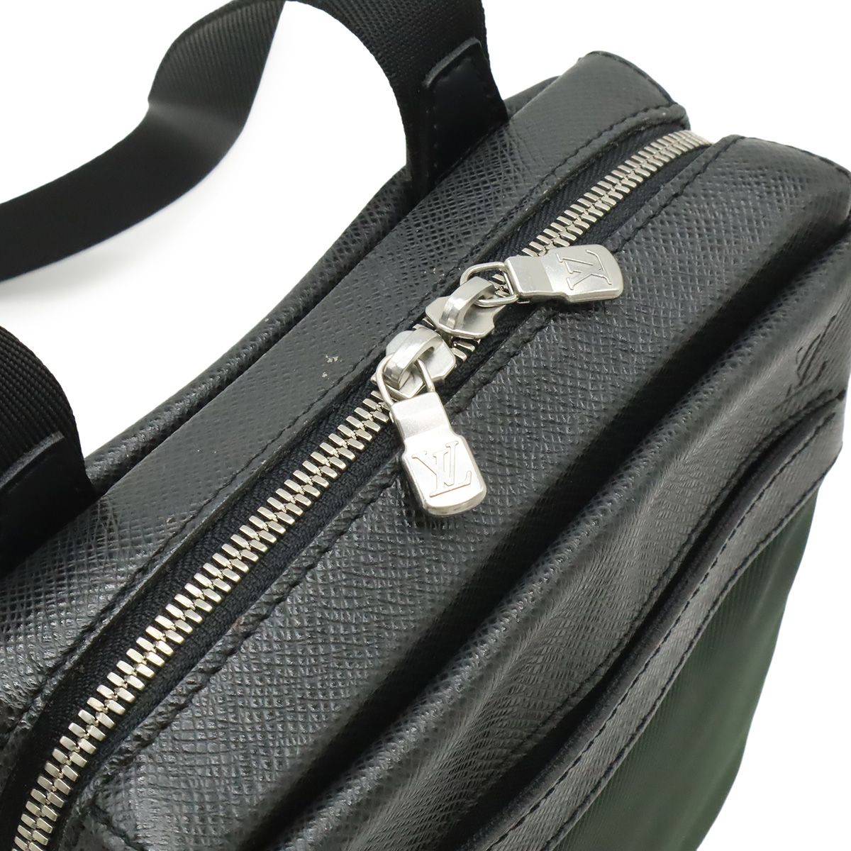 Louis Vuitton Taiga Sayan Shoulder Bag Crossbody Leather Canvas Ardoise Black — view 6