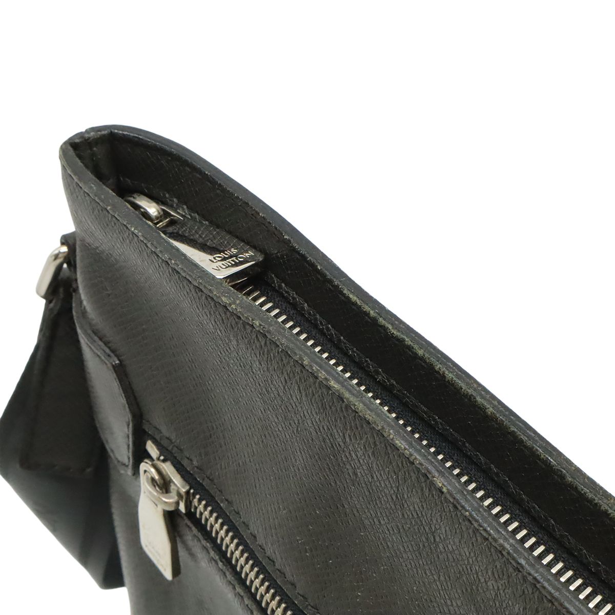 Louis Vuitton Taiga Sasha Shoulder Bag Crossbody Leather Ardoise Black — view 6