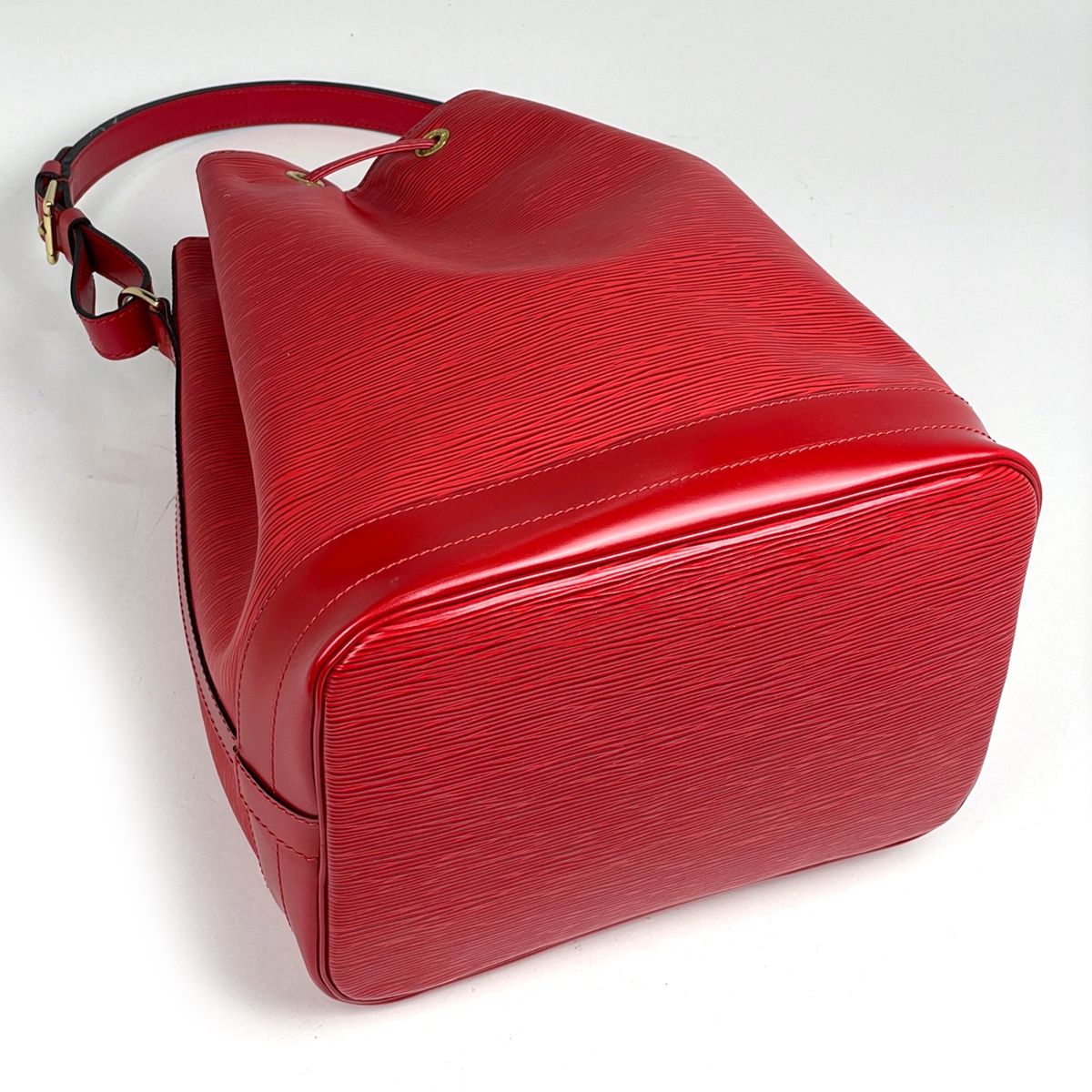 Louis Vuitton Noe Drawstring Shoulder Bag Epi Castilian — view 2