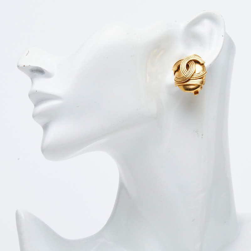 Chanel CC Logo Vintage Single Oval Earrings 94 Gold Plated — view 4