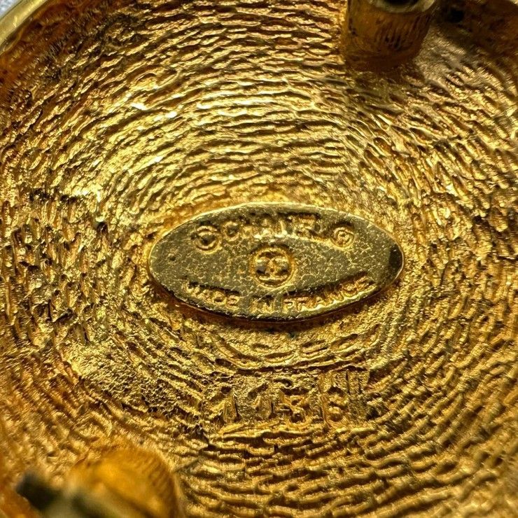 Chanel Brooch CC Logo Gold Metal Vintage Round — view 5