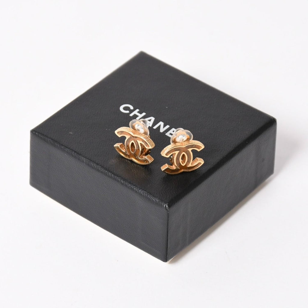 Chanel CC Logo Earrings 05 Gold Brown Metal