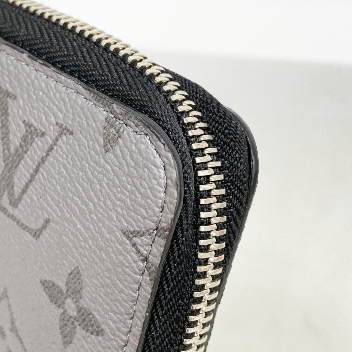 Louis Vuitton Wallet Taigarama Zippy Vertical Silver — view 6