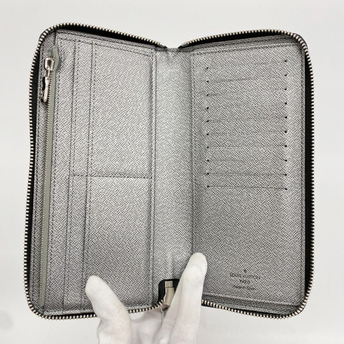 Louis Vuitton Wallet Taigarama Zippy Vertical Silver — view 3