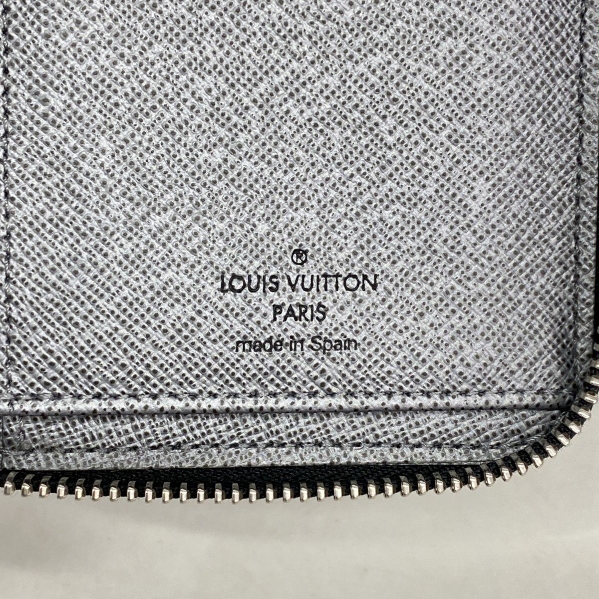 Louis Vuitton Wallet Taigarama Zippy Vertical Silver — view 4