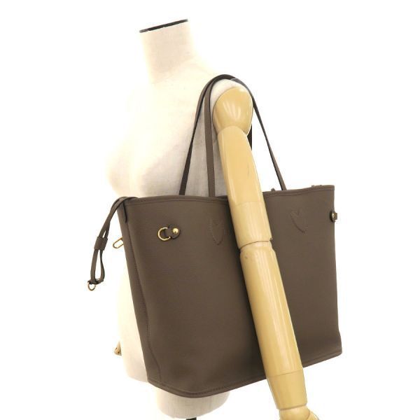 Louis Vuitton Neverfull Inside — view 9