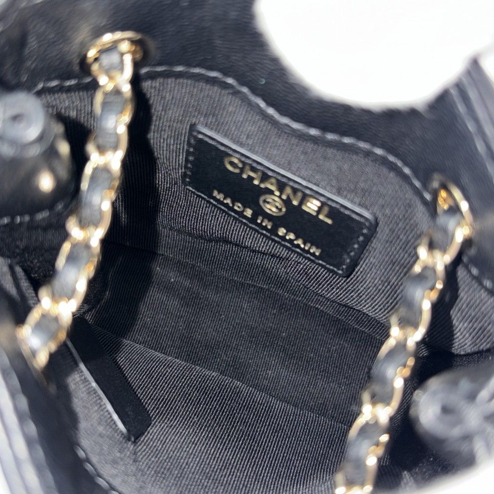Chanel Shoulder Bag Mini Pochette CC Logo Crossbody Quilted Leather Black Gold — view 4
