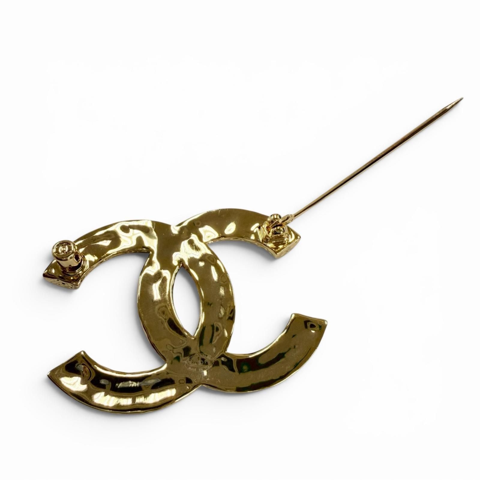 Chanel CC Logo Brooch Gold Black — view 4