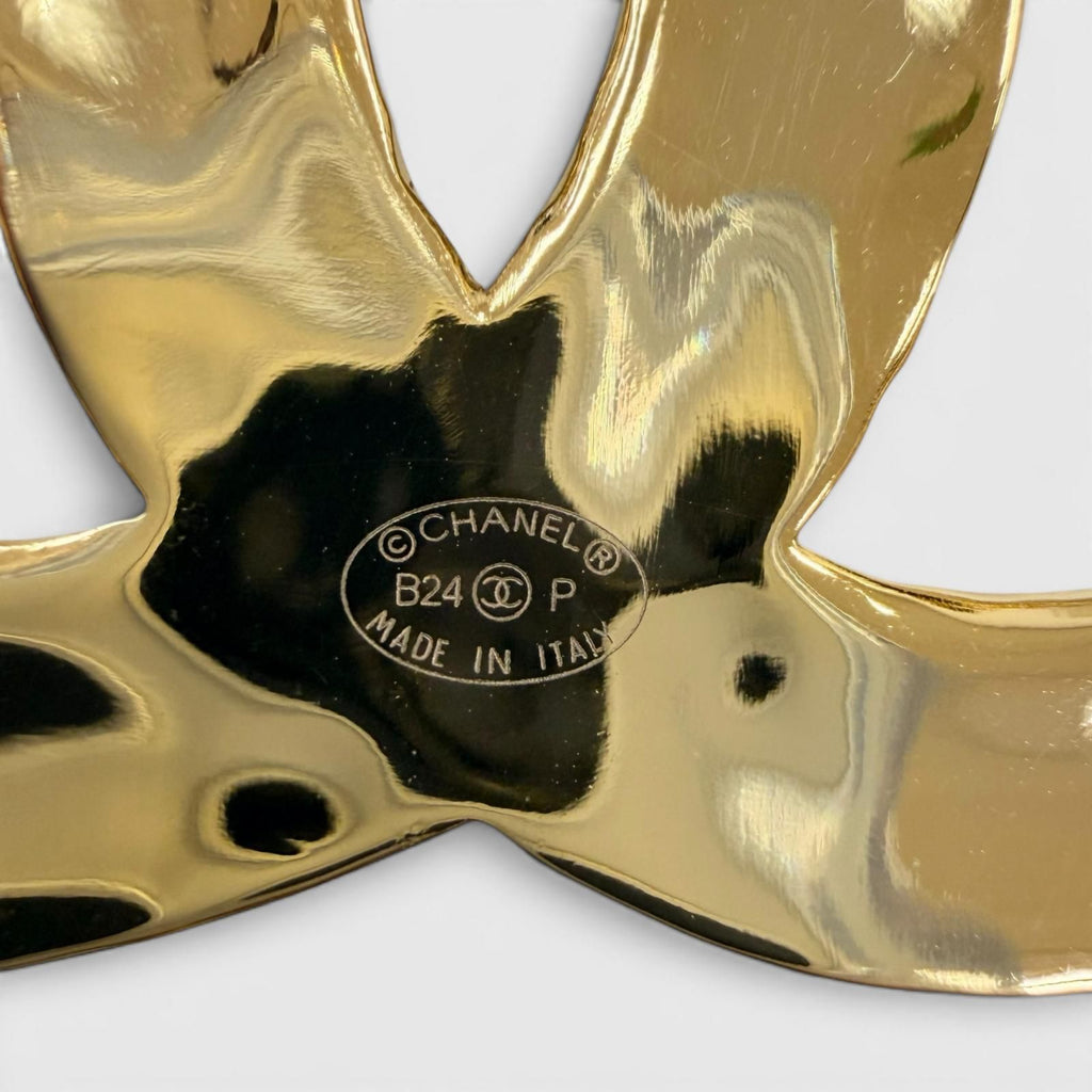 Chanel CC Logo Brooch Gold Black — view 6