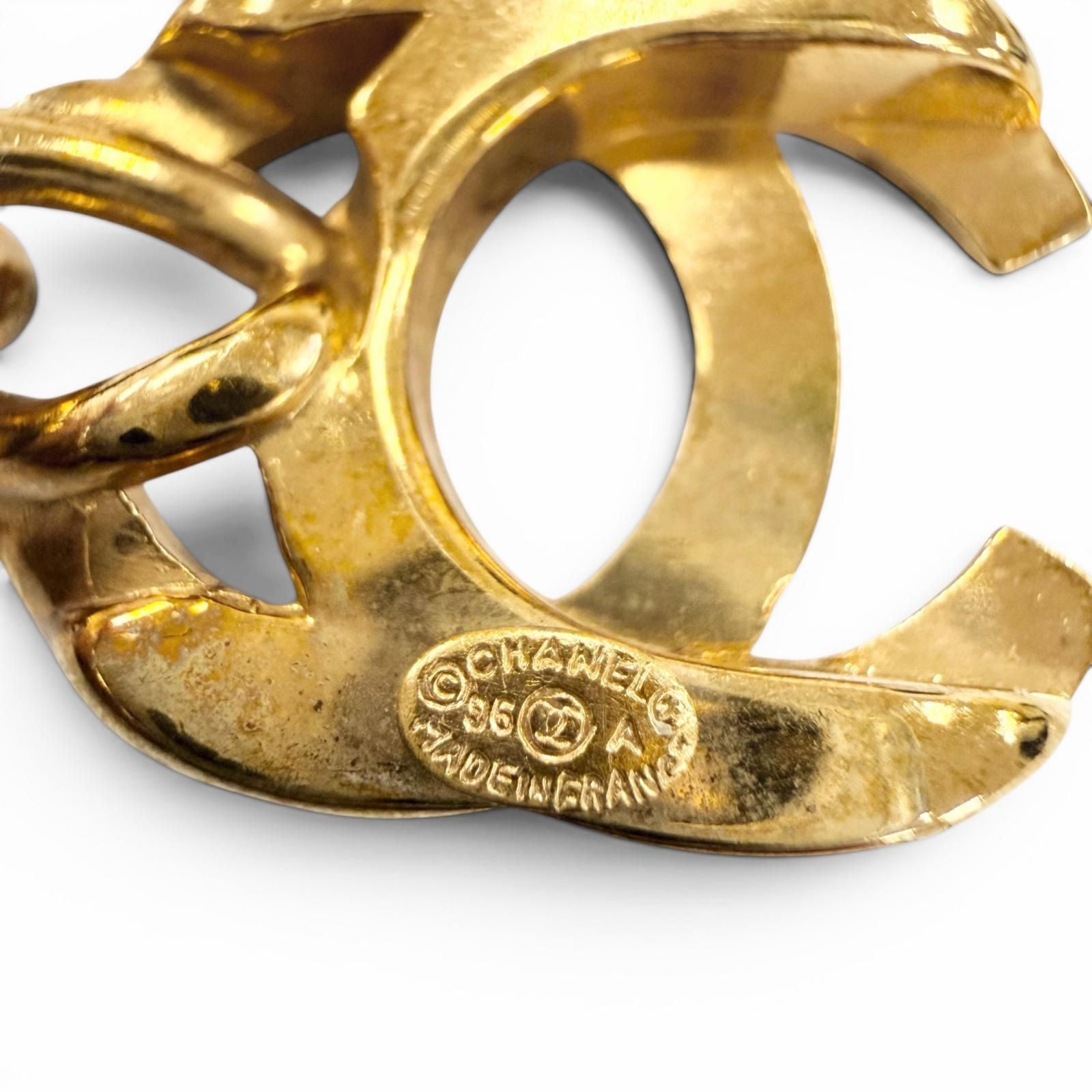 Chanel Vintage CC Logo Turnlock Necklace Gold — view 8