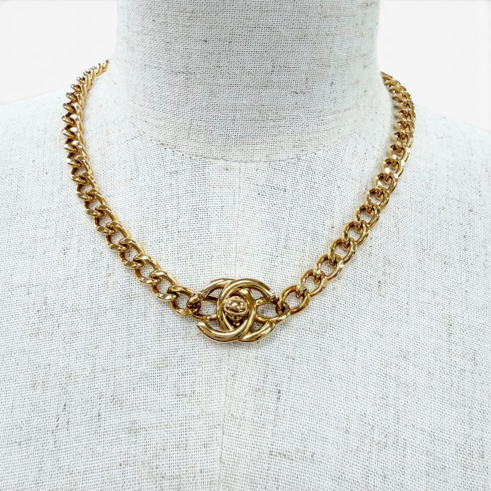 Chanel Vintage CC Logo Turnlock Necklace Gold — view 4