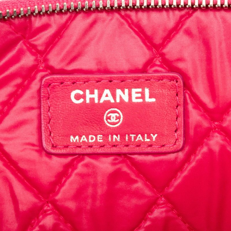 Chanel CC Logo Quilted Clutch Pink Lambskin — view 6
