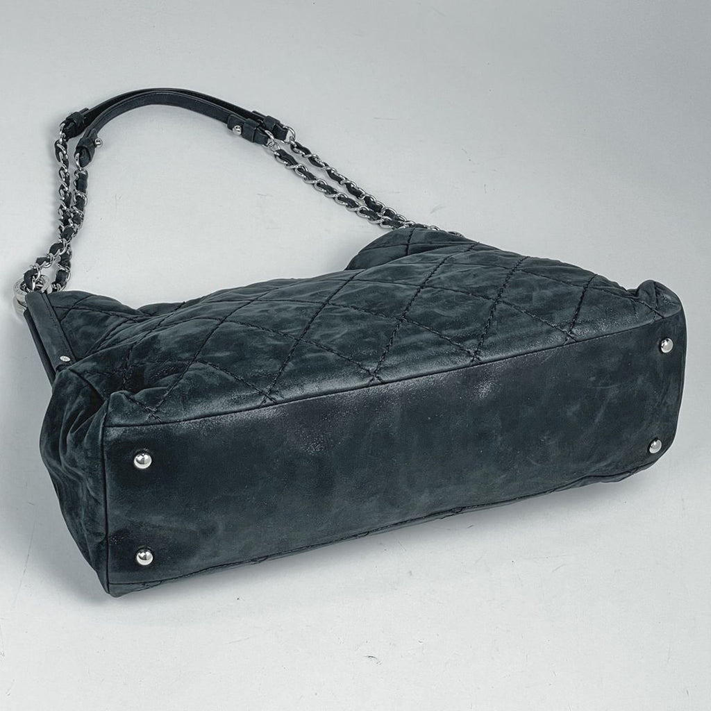Chanel CC Logo Chain Shoulder Bag Quilted Leather Black — view 2