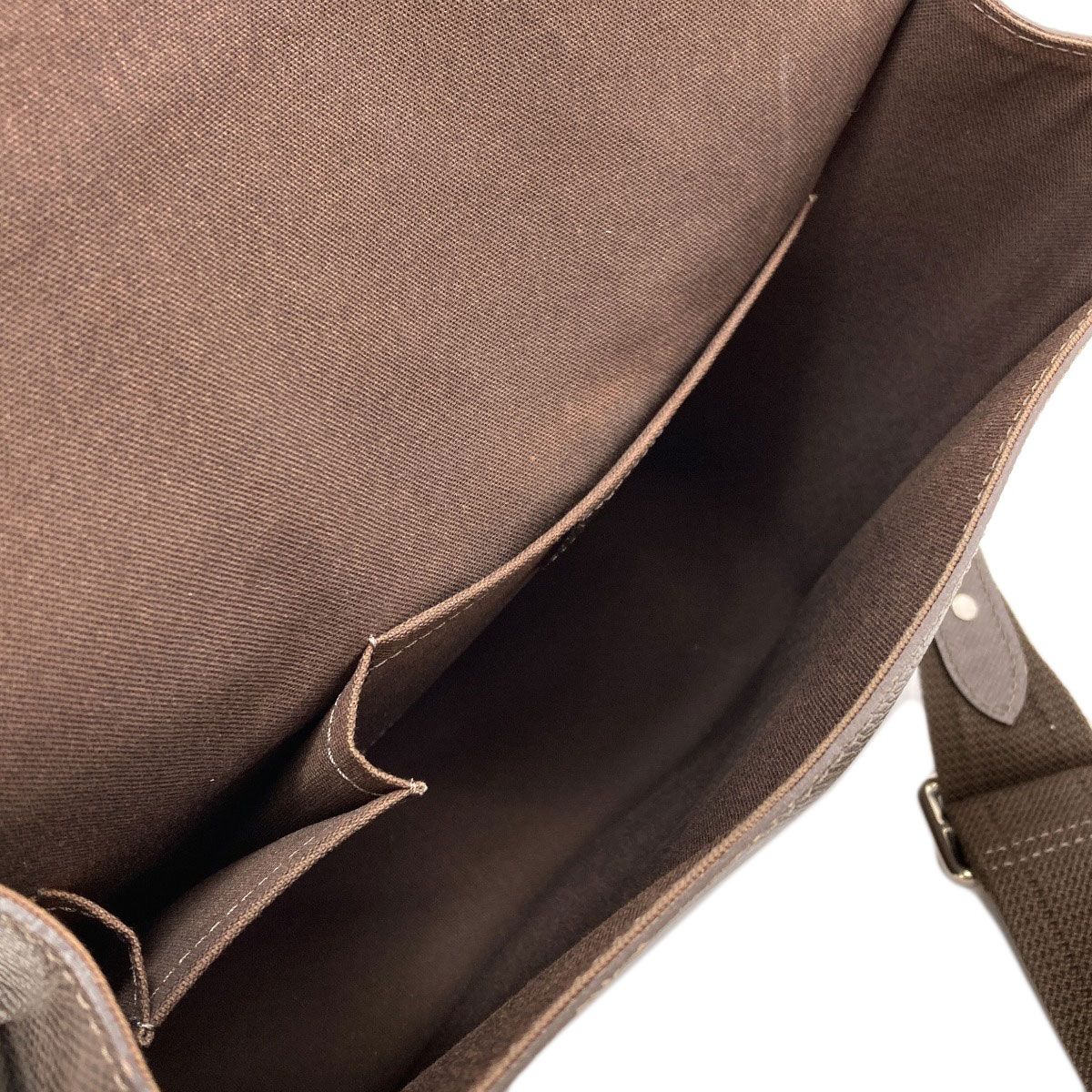 Louis Vuitton Andrei Shoulder Bag Taiga — view 5