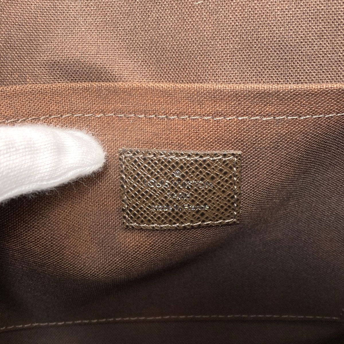 Louis Vuitton Andrei Shoulder Bag Taiga — view 6
