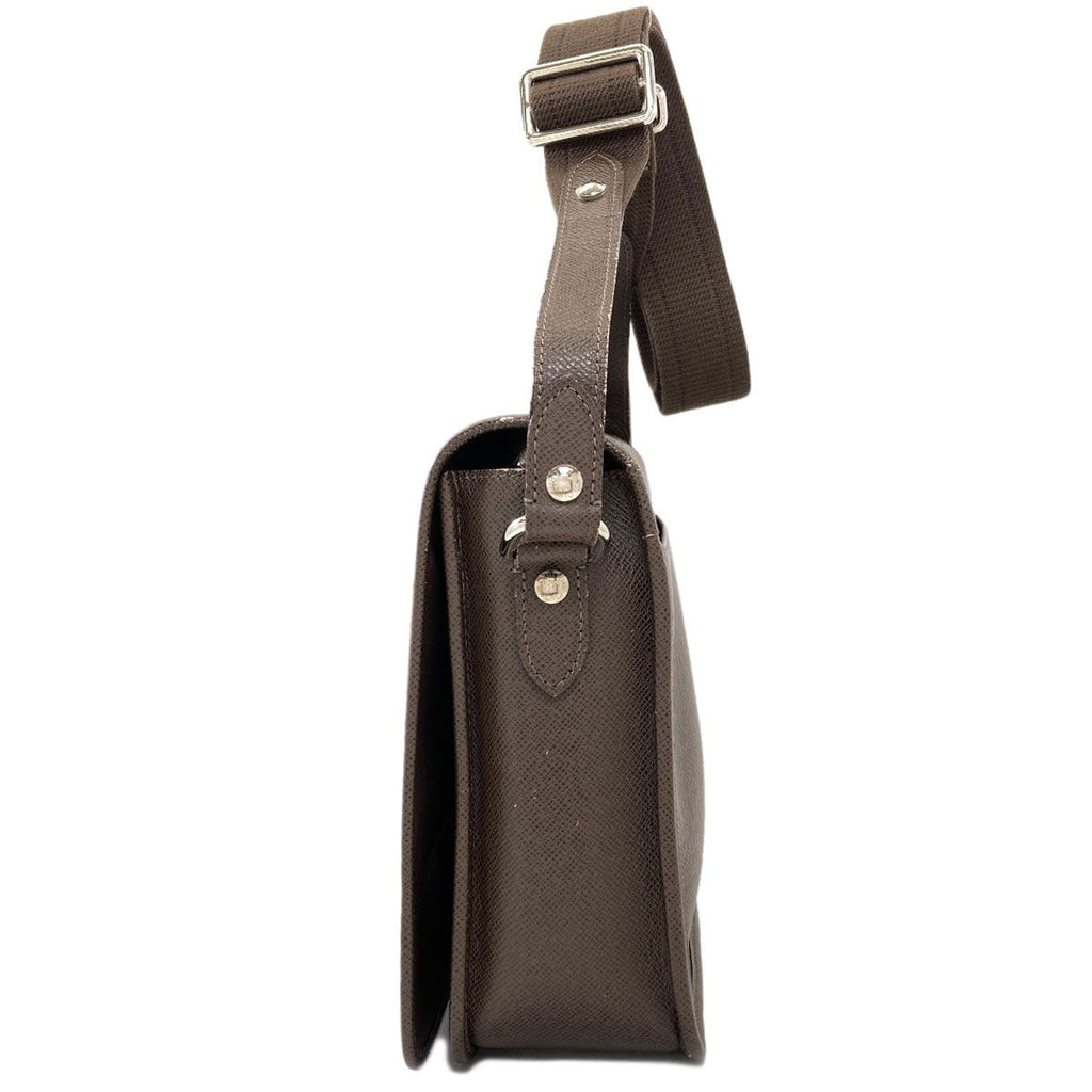 Louis Vuitton Andrei Shoulder Bag Taiga — view 3