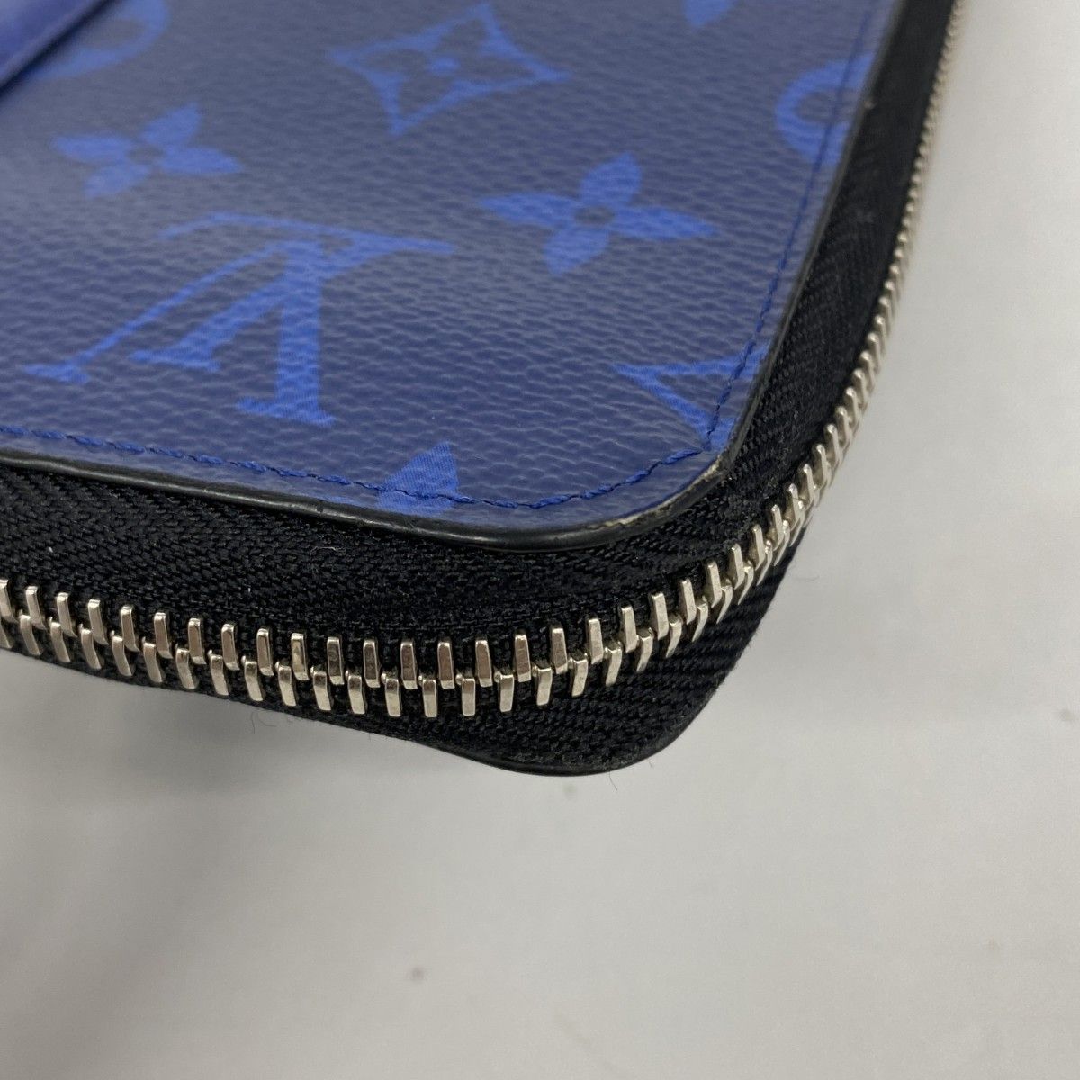 Louis Vuitton Wallet Taigarama Zippy Vertical Cobalt — view 5