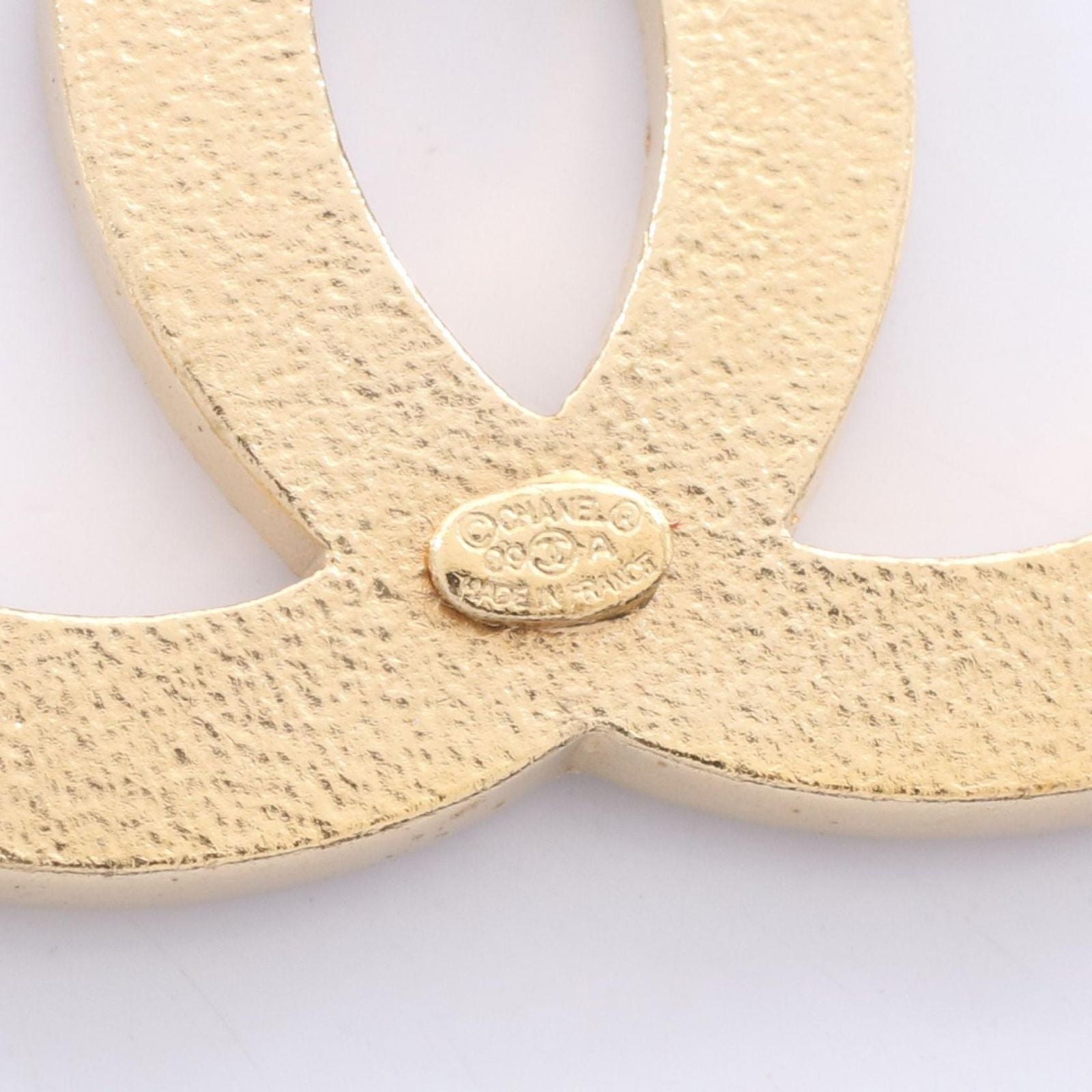 Chanel Brooch CC Logo Gold — view 3
