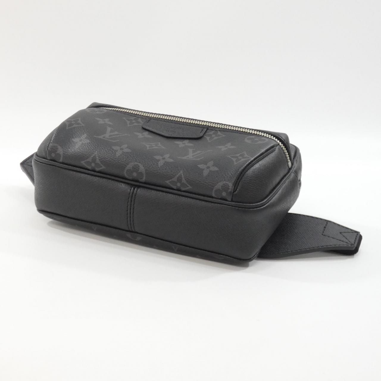 Louis Vuitton Taiga Llama Bum Bag Outdoor — view 3