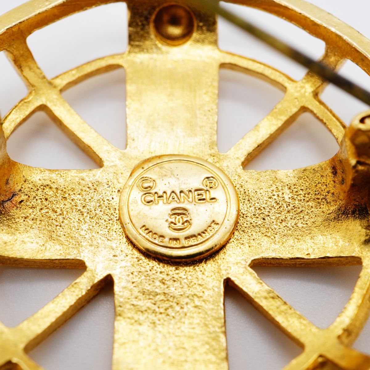 Chanel Brooch Vintage Logo Round — view 4