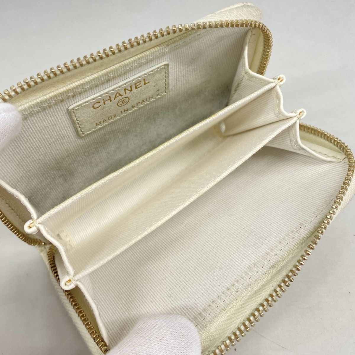 Chanel Coin Case Quilted Caviar Leather White Champagne Gold — view 3