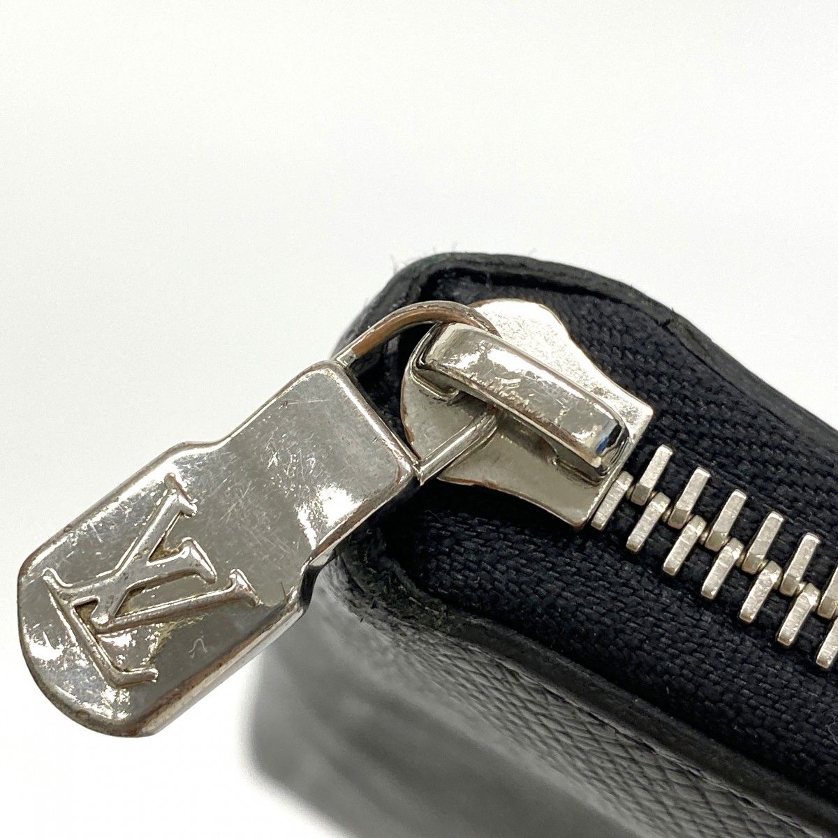 Louis Vuitton Wallet Taiga Zippy Vertical Noir — view 9