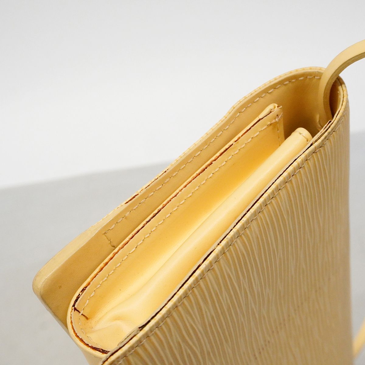 Louis Vuitton Shoulder Bag Epi Honfleur Vanilla — view 7