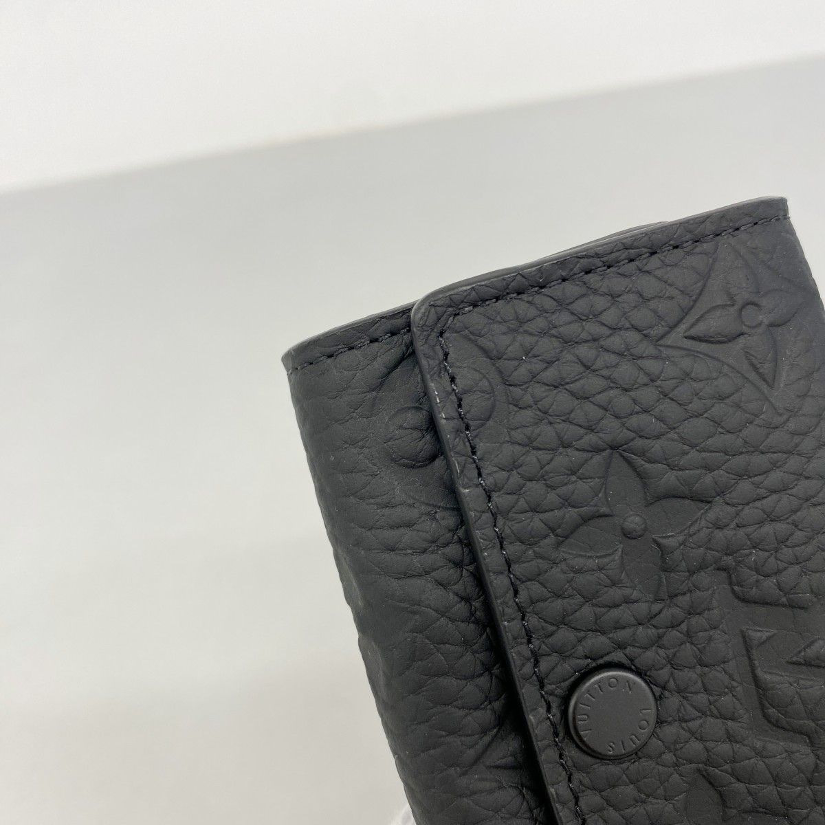 Louis Vuitton Key Case Taurillon Multicles 6 Black Key Holder — view 6