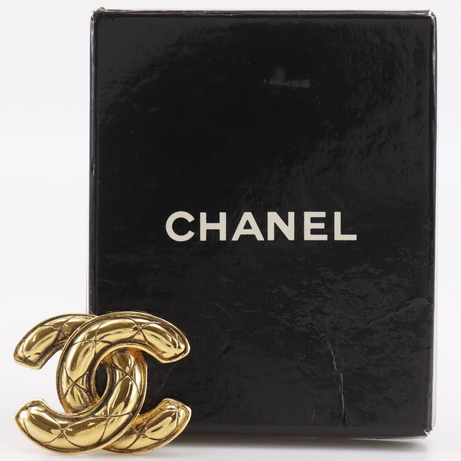 Chanel CC Logo Quilted Vintage Gold Plated Brooch — view 9
