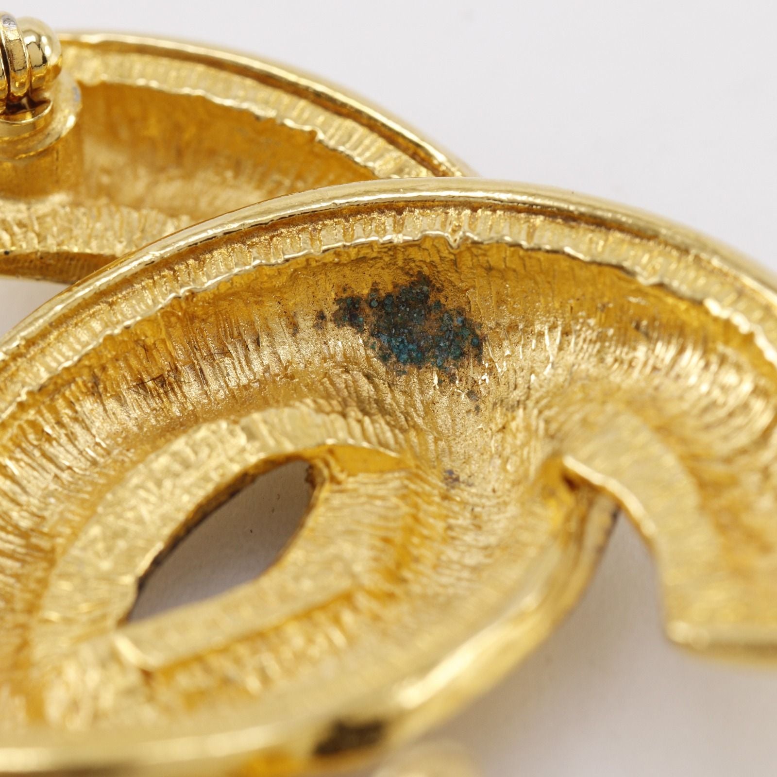 Chanel CC Logo Quilted Vintage Gold Plated Brooch — view 4