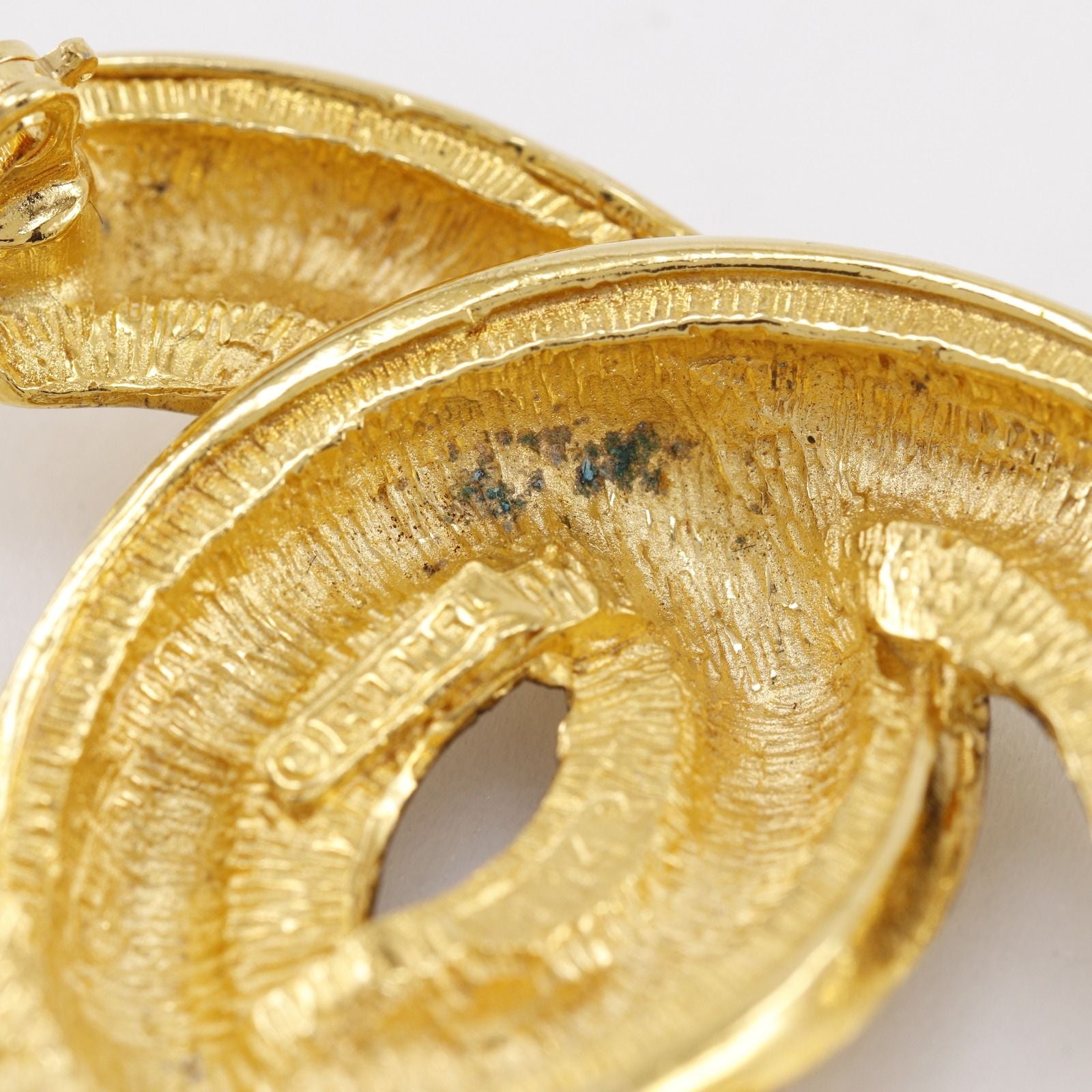Chanel CC Logo Quilted Vintage Gold Plated Brooch — view 5